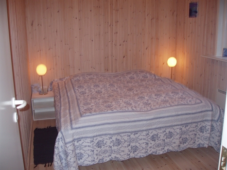 Blaues Zimmer mit Doppelbett und Fenster nach Osten